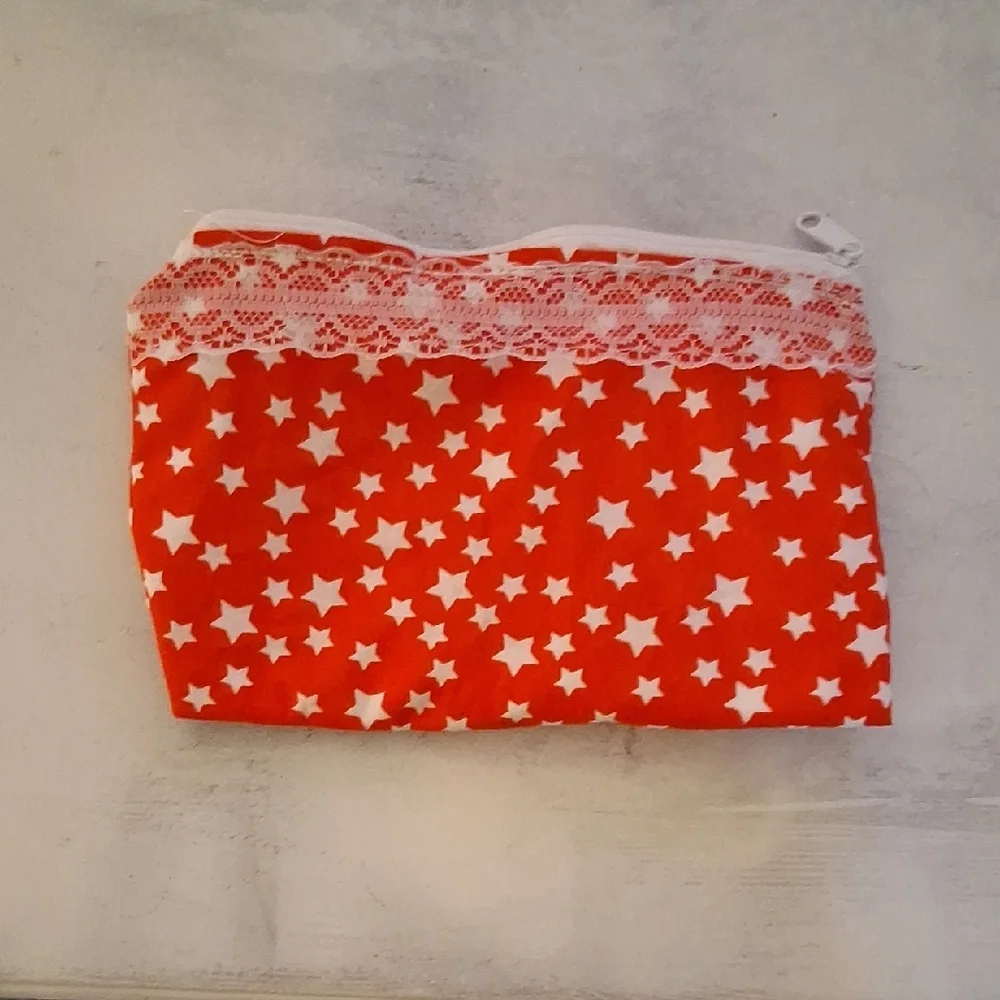 Red Star Patterned Pouch - Picture 4 of 4